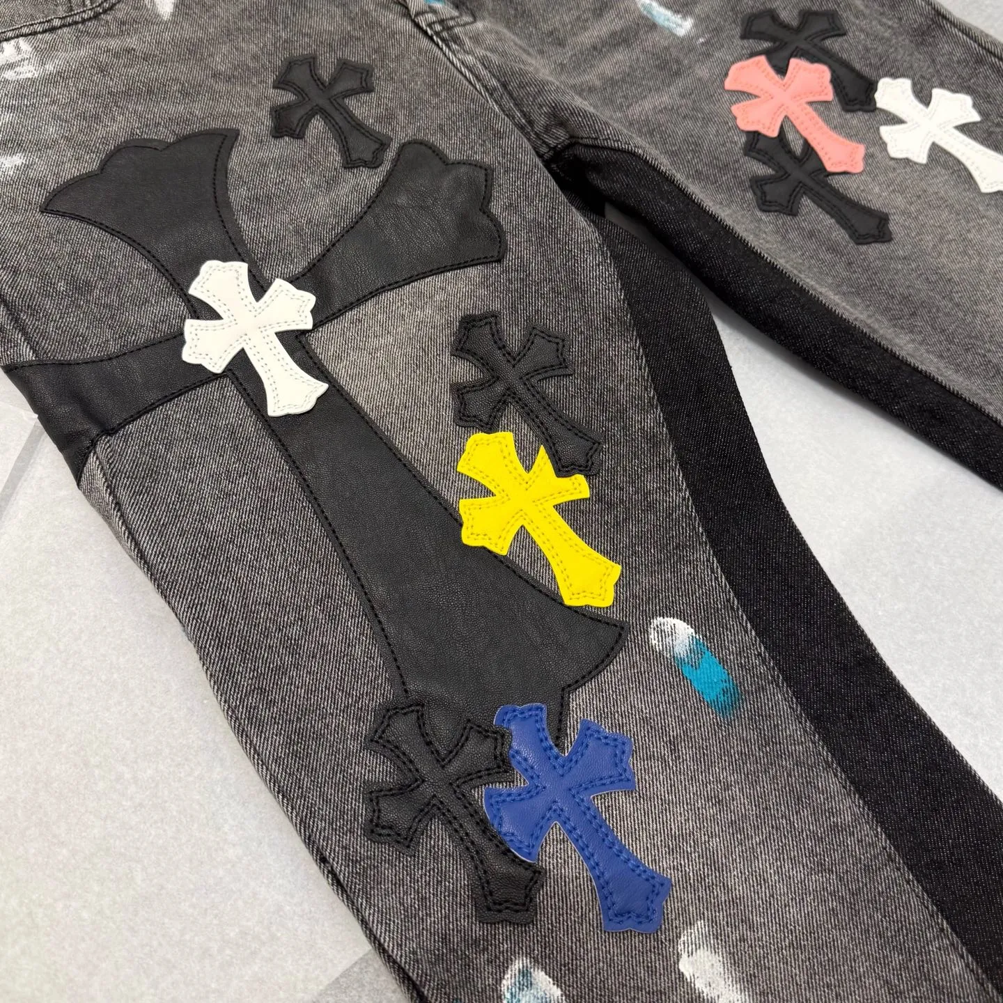 P320 model number: D371 GALLERY DEPT & Chrome hearts, washed gray spliced cross jeans, three-dimensional version, factory precision, original factory quality control, heavy-duty washed pure cotton denim fabric used in the process Size: 28, 30, 32, 34, 36 (S-XXL) Color: splicing Size reference # 28 trouser length 100 waist 72 30 trouser length 102 waist 76 32 pants length 104 waist circumference 80 34 pants length 106 waist circumference 84 36 pants length 108 waist circumference 88
